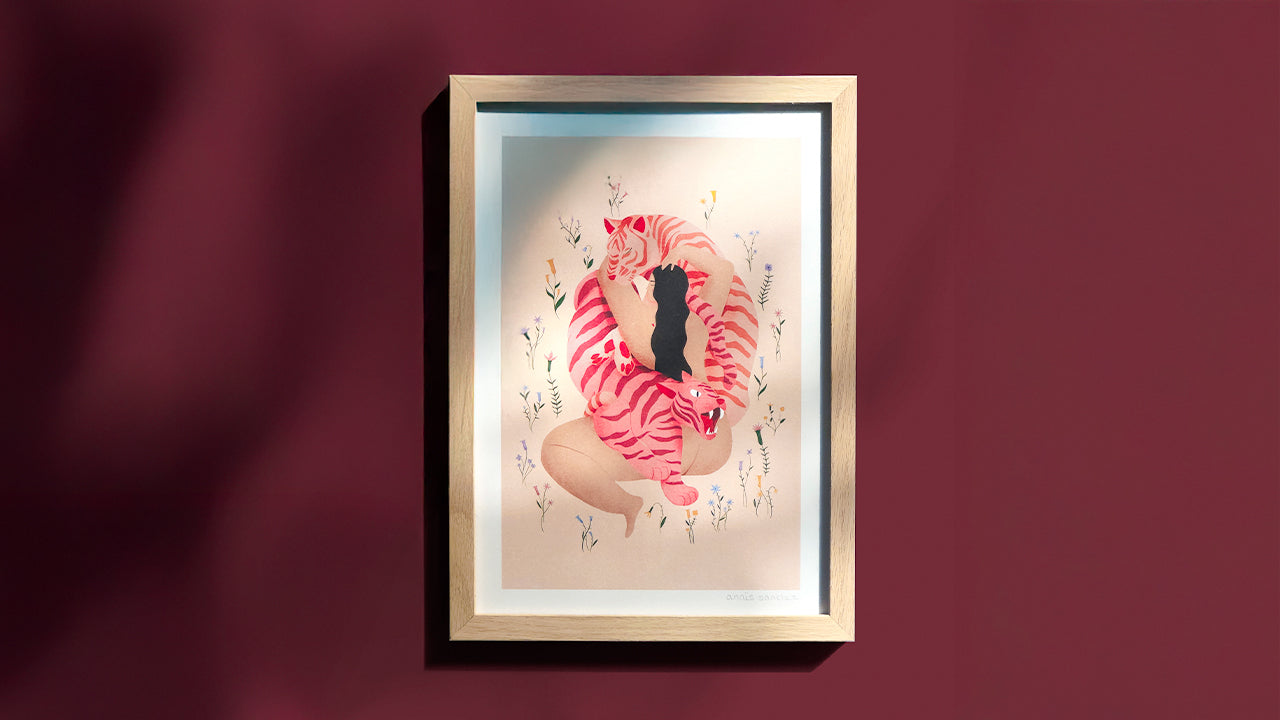 Affiche encadrée d'un tigre rose stylisé entouré de fleurs, design écoresponsable made in France