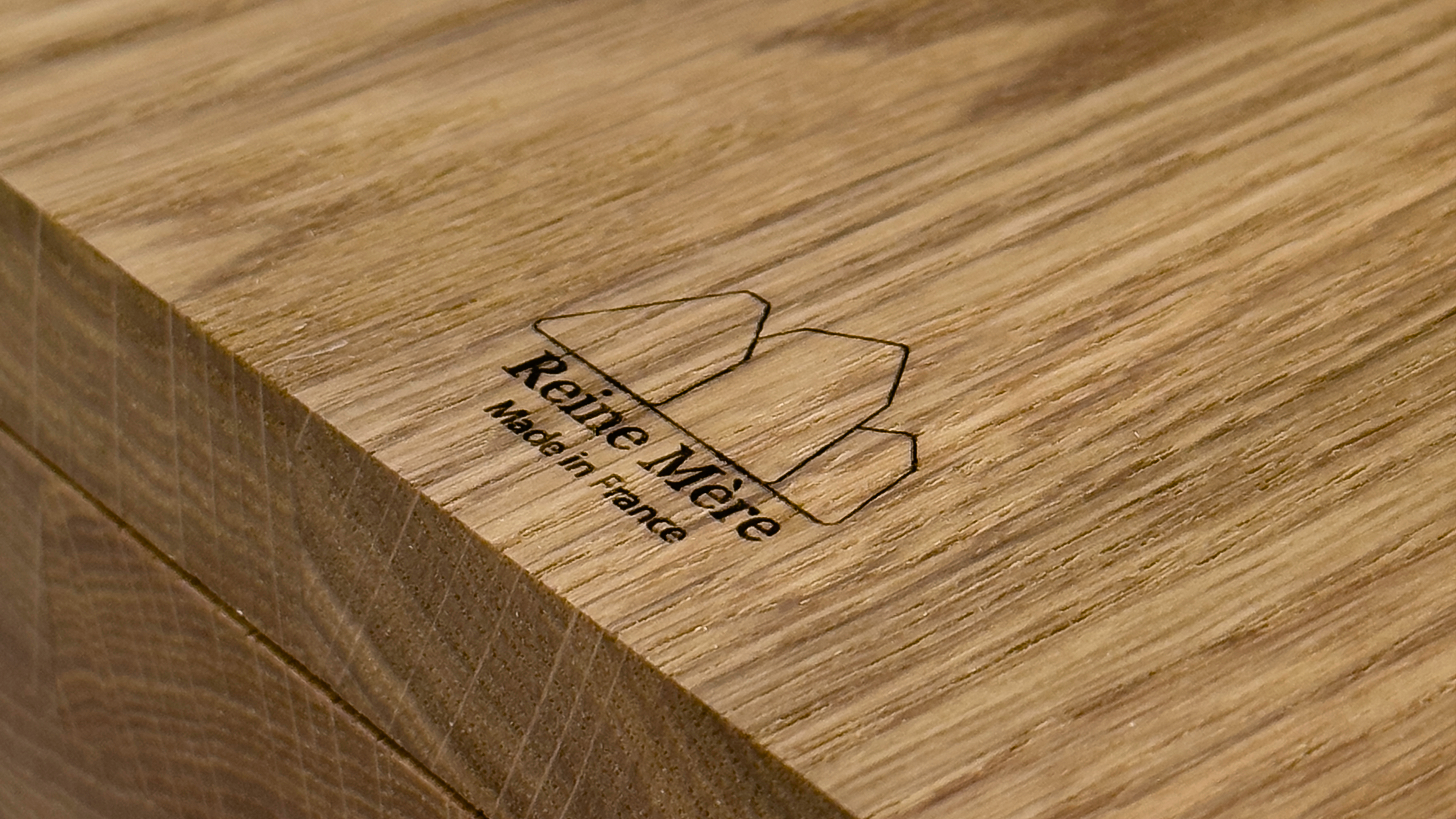 Objet en bois massif Reine Mère, made in France, design écoresponsable et élégant