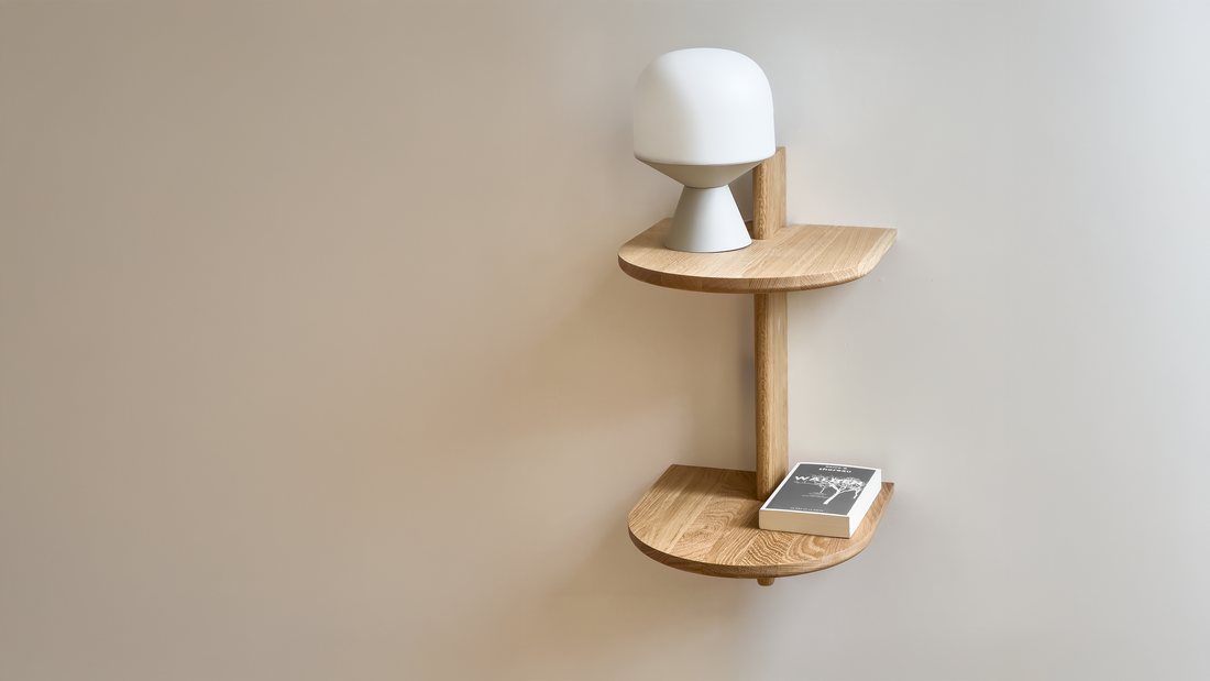Étagère en bois naturel avec lampe blanche et livre, design écoresponsable et élégant