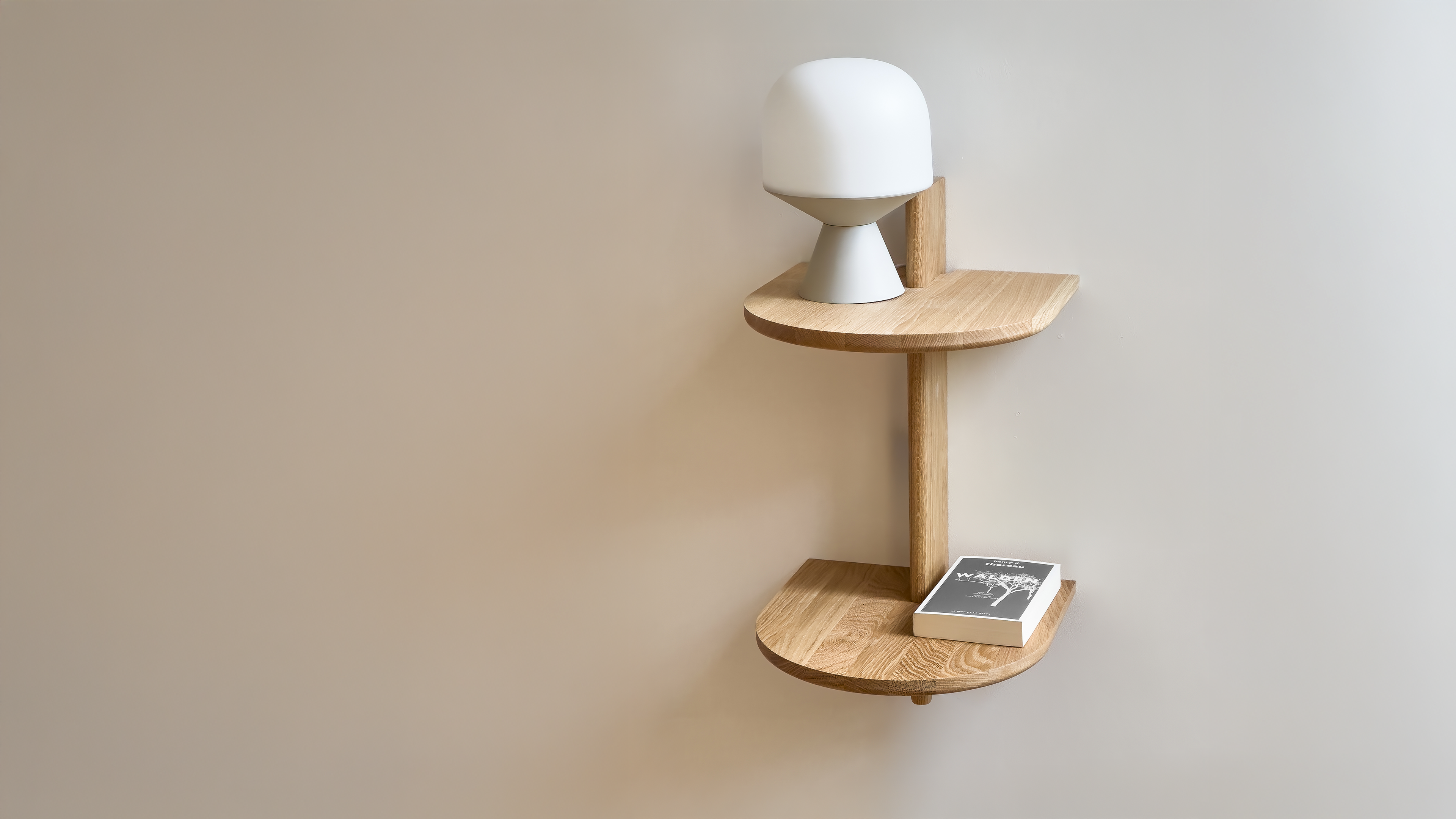 Étagère en bois naturel avec lampe blanche et livre, design écoresponsable et élégant