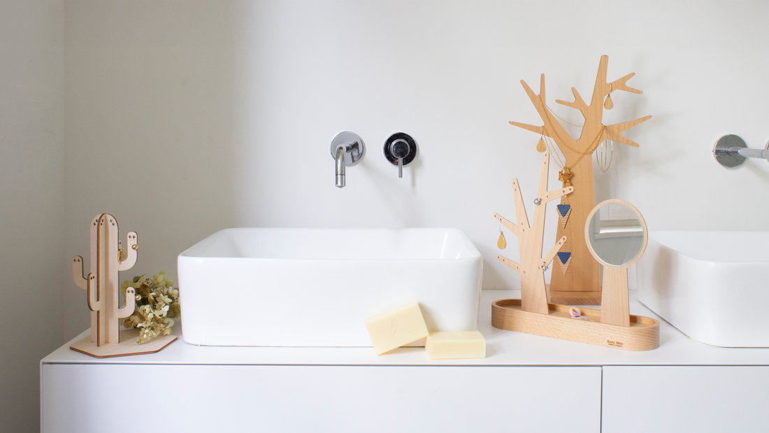 Organisateur bijoux en bois design arbre et cactus, made in France, pour salle de bain épurée et écoresponsable