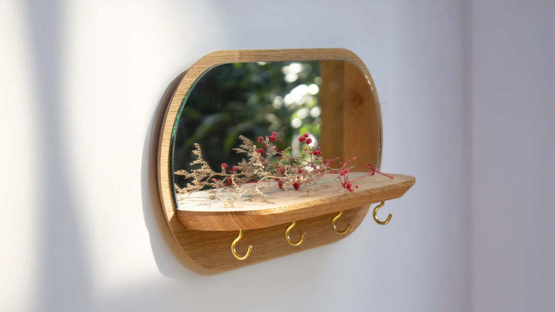 Miroir mural en bois avec étagère et crochets, design écoresponsable et made in France