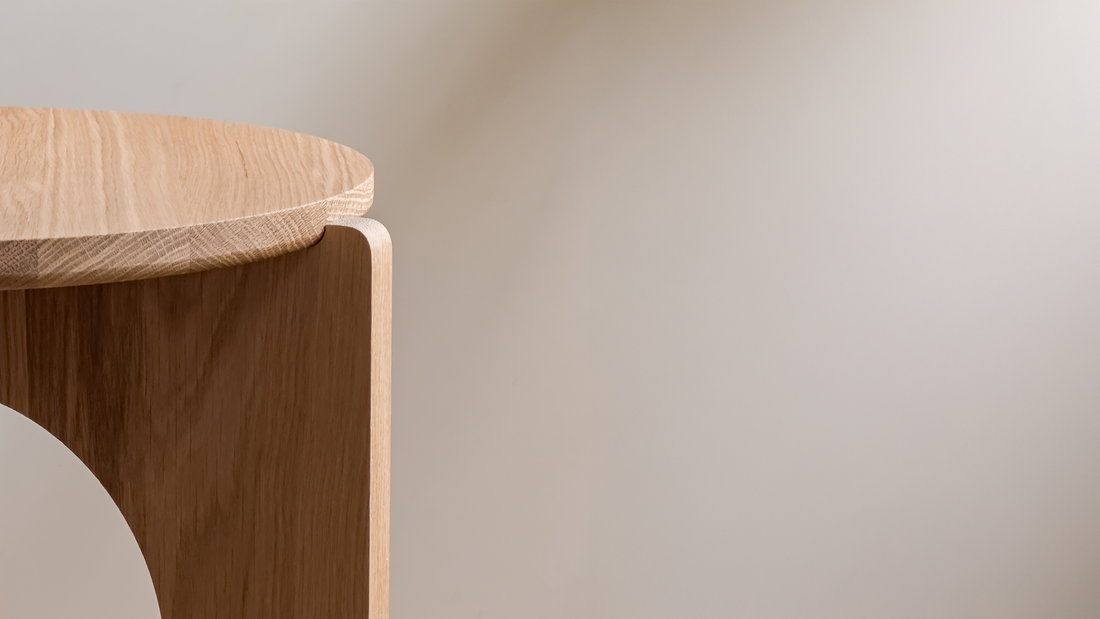 Détail d'un meuble en bois massif français, design épuré et écoresponsable, finition naturelle