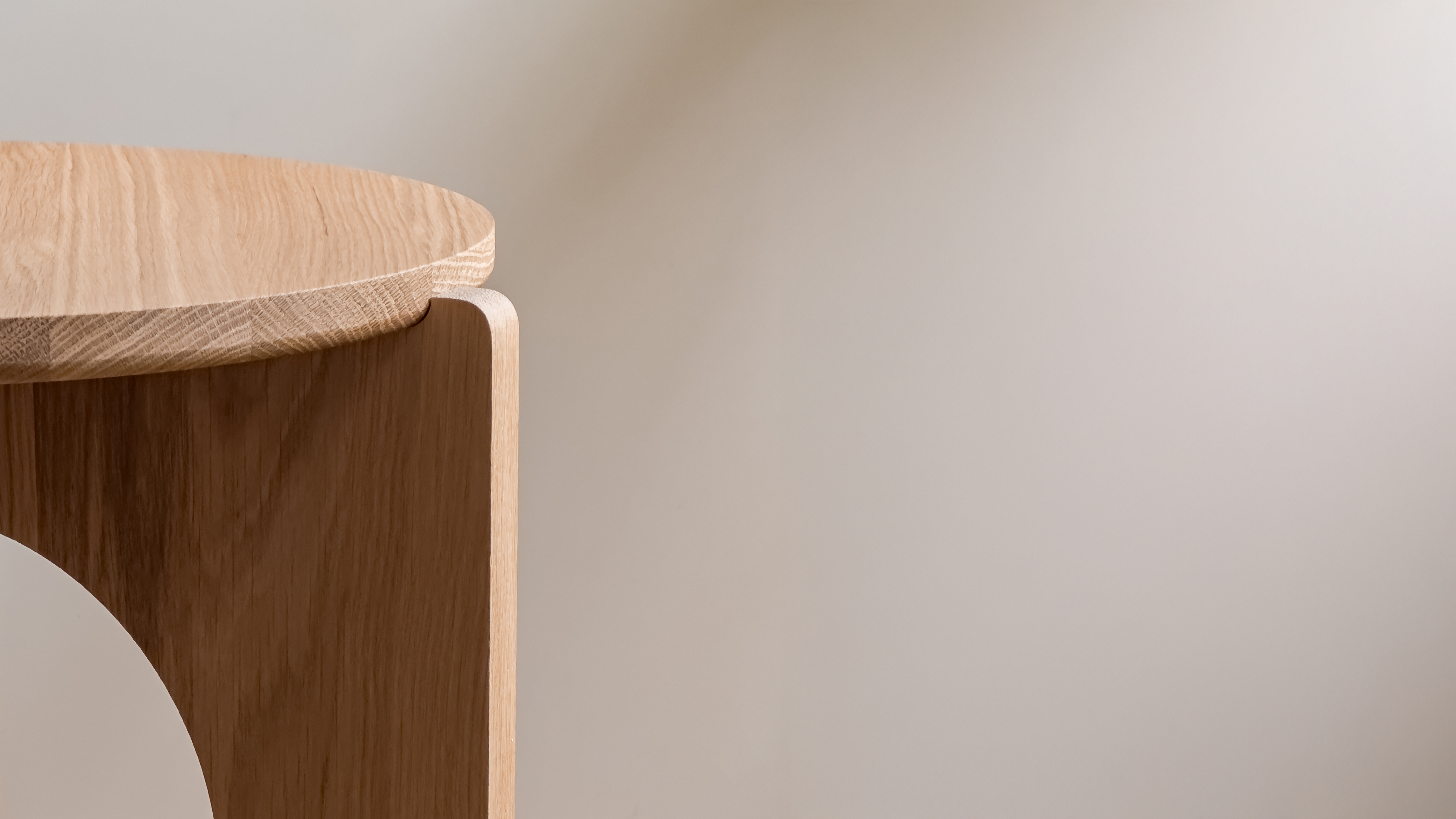 Détail d'un meuble en bois massif français, design épuré et écoresponsable, finition naturelle