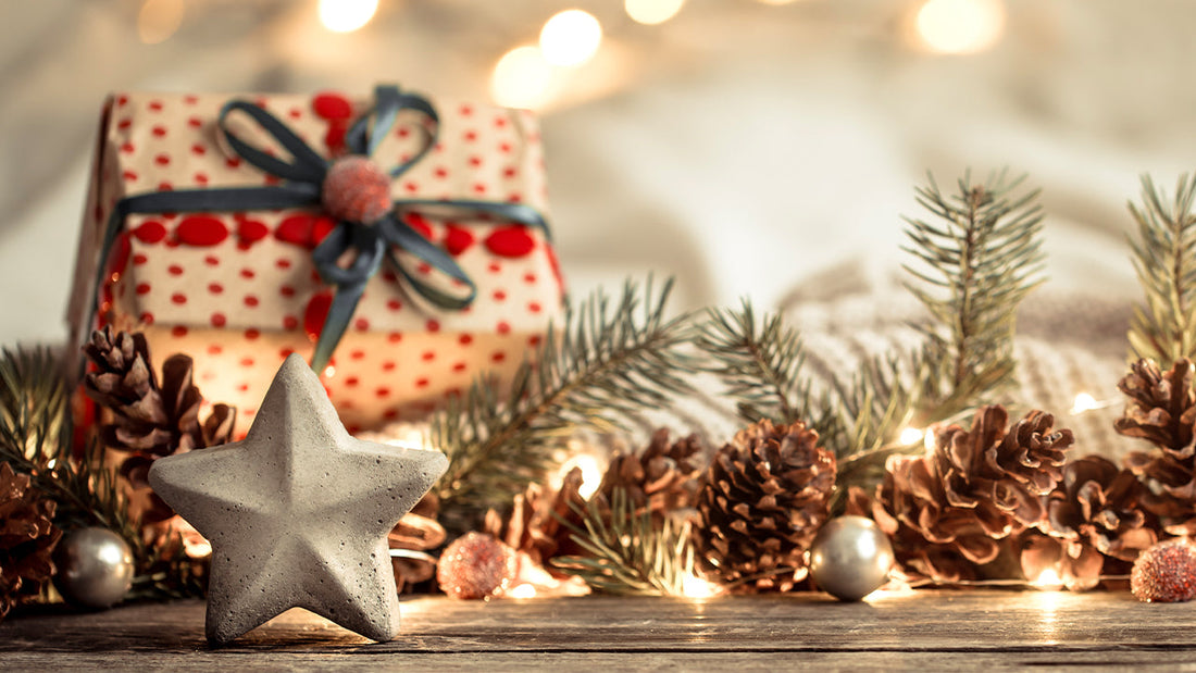 Étoile en béton, cadeau à pois rouges et décorations de Noël écoresponsables sur bois