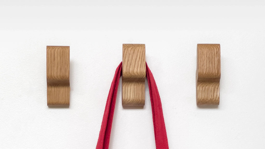 Crochets en bois de chêne avec lanières rouges, design épuré et écoresponsable