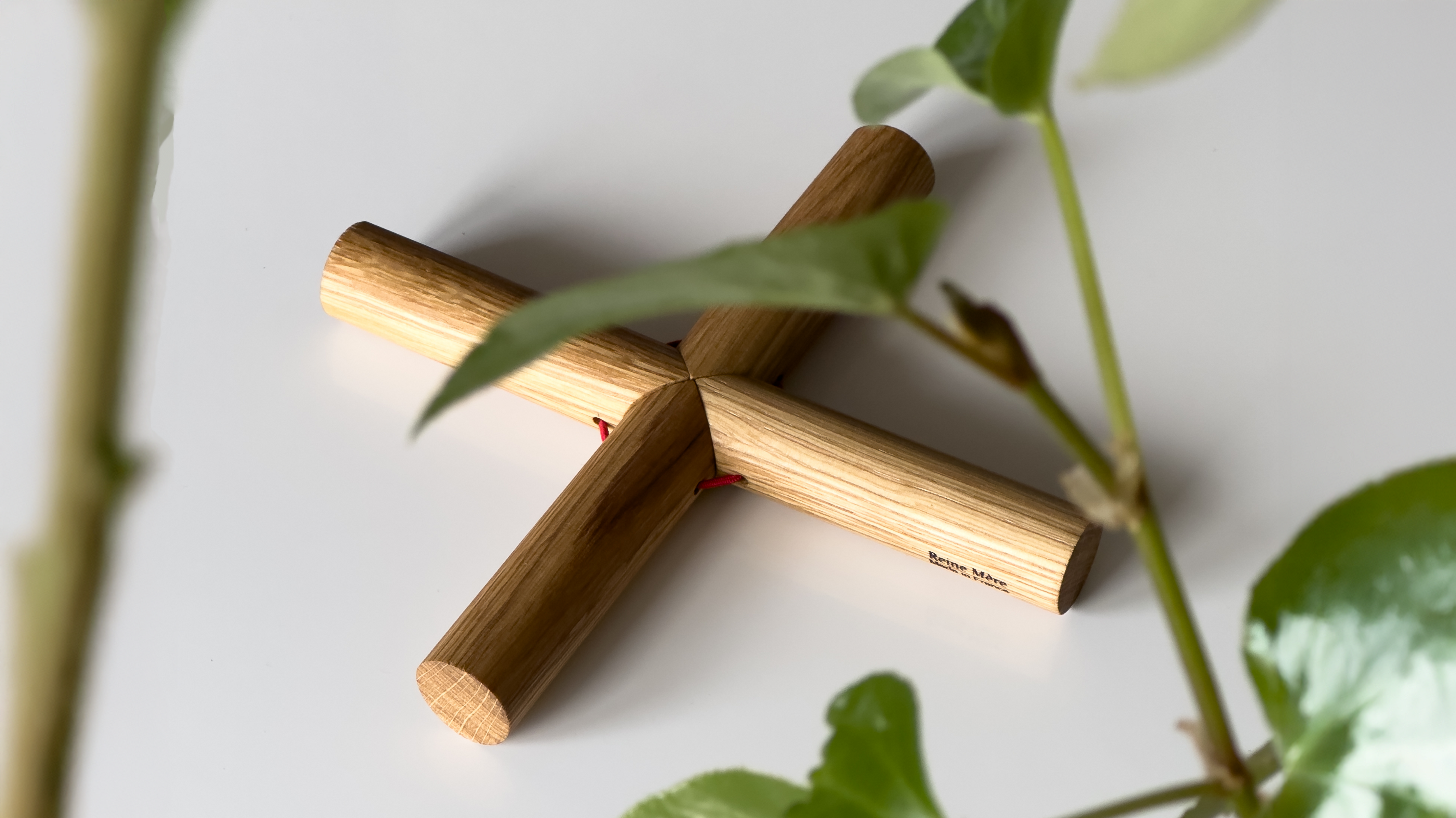 Objet design en bois français, écoresponsable et élégant, avec détails végétaux