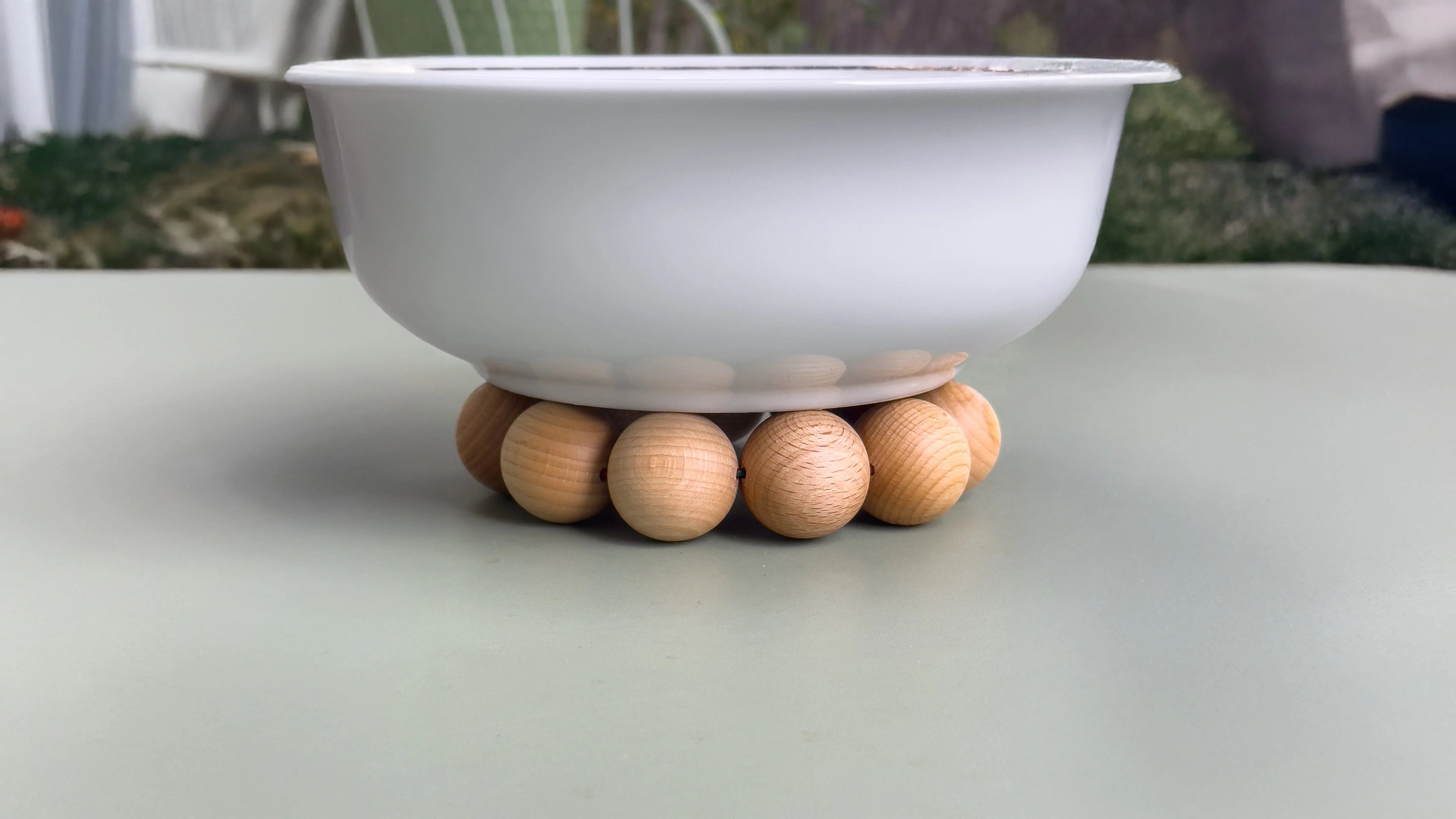 Bol blanc sur socle en boules de bois naturel, design écoresponsable et made in France